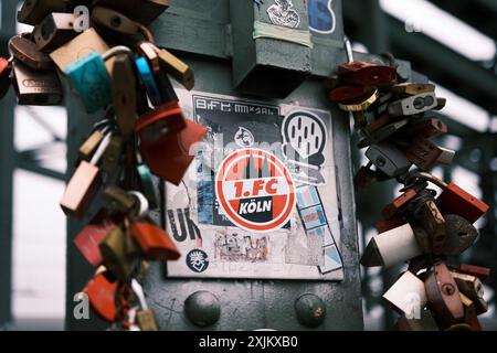 Logo von 1. Der FC Köln mit Love Loses auf einer Rheinbrücke, Köln, Deutschland Stockfoto