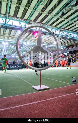 Ein großes Markenlogo dominiert das Zentrum der Sportveranstaltung, Mercedes Benz Junior Cup, Glaspalast Sindelfingen, Deutschland Stockfoto