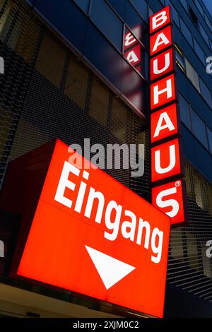 Leuchtwerbung für die Bauhauskette Bauhaus AG an der Fassade des Baumarkt-Ladens im Zentrum Berlins Stockfoto