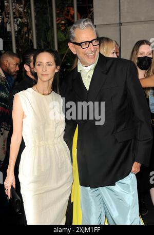 Emilie Livingston und Jeff Goldblum bei der Premiere von „Jurassic World Dominion“ in Los Angeles im TCL Chinese Theater in Hollywood, USA Stockfoto