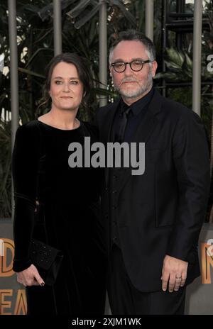 Colin Trevorrow und Isabelle Trevorrow bei der Premiere von „Jurassic World Dominion“ in Los Angeles im TCL Chinese Theater in Hollywood, USA Stockfoto