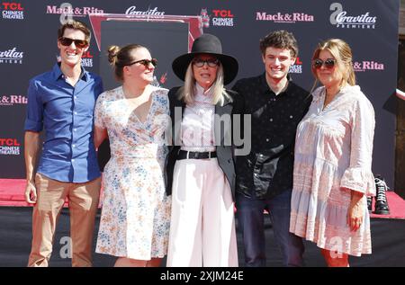 Jordan White, Dexter Keaton, Diane Keaton und Duke Keaton bei Diane Keaton Hand- und Footprint Zeremonie im TCL Chinese Theater in Hollywood Stockfoto