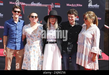 Jordan White, Dexter Keaton, Diane Keaton und Duke Keaton bei Diane Keaton Hand- und Footprint Zeremonie im TCL Chinese Theater in Hollywood Stockfoto