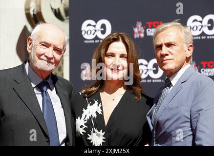 Christoph Waltz unterstützt die Produzenten Michael G. Wilson und Barbara Broccoli bei ihrer Handabdruckzeremonie im TCL Chinese Theatre in Hollywood, USA Stockfoto