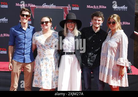 Jordan White, Dexter Keaton, Diane Keaton und Duke Keaton bei Diane Keaton Hand- und Footprint Zeremonie im TCL Chinese Theater in Hollywood Stockfoto