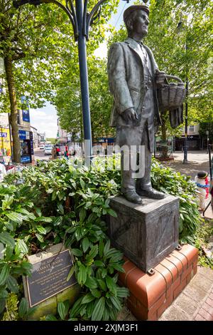 Statue des Ashton Market Trader „Onkel John der Pieman“. John Harrison war in den 1800er Jahren bekannt für seine Großzügigkeit gegenüber den Armen Die Statue befindet sich vor dem Eingang zur Ashton Market Hall, wo Angela Rayner ihr Wahlkreis hat. Ashton unter Lyne UK. Die Rt Hon Angela Rayner ist Abgeordneter der Labour Party für Ashton-under-Lyne und seit dem 7. Mai 2015 fortlaufend Parlamentsabgeordneter. Derzeit ist sie stellvertretender Premierminister und Staatssekretärin für Wohnungsbau, Gemeinden und Kommunalverwaltung. Ashton-Under-Lyne, Greater Manescter UK. Bild: Garyroberts/worldwidefeatures.c Stockfoto