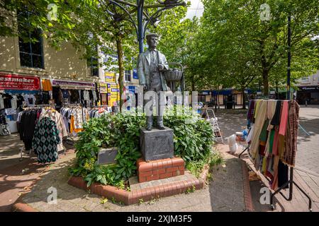 Statue des Ashton Market Trader „Onkel John der Pieman“. John Harrison war in den 1800er Jahren bekannt für seine Großzügigkeit gegenüber den Armen Die Statue befindet sich vor dem Eingang zur Ashton Market Hall, wo Angela Rayner ihr Wahlkreis hat. Ashton unter Lyne UK. Die Rt Hon Angela Rayner ist Abgeordneter der Labour Party für Ashton-under-Lyne und seit dem 7. Mai 2015 fortlaufend Parlamentsabgeordneter. Derzeit ist sie stellvertretender Premierminister und Staatssekretärin für Wohnungsbau, Gemeinden und Kommunalverwaltung. Ashton-Under-Lyne, Greater Manescter UK. Bild: Garyroberts/worldwidefeatures.c Stockfoto