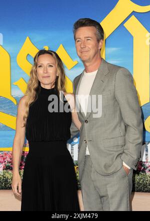 Edward Norton und Shauna Robertson auf der US-Premiere von Netflix's „Glass Onion: A Knives Out Mystery“ im Academy Museum of Motion Pictures Stockfoto