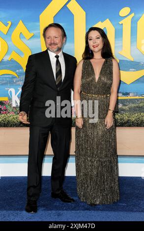 Rian Johnson und Karina Longworth bei der US-Premiere von Netflix's „Glass Onion: A Knives Out Mystery“ im Academy Museum of Motion Pictures Stockfoto