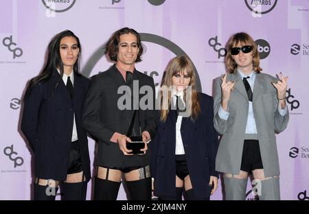 Ethan Torchio, Thomas Raggi, Damiano David und Victoria de Angelis von Maneskin bei den American Music Awards 2022 im Microsoft Theater in Stockfoto