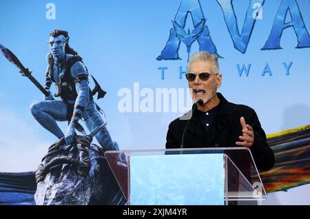 Stephen lang bei James Cameron und Jon Landau am 12. Januar 2023 im TCL Chinese Theater in Hollywood, USA Stockfoto