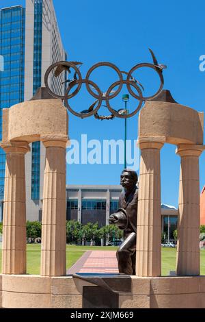 Skulptur „Gateway of Dreams“ im Centennial Olympic Park, Atlanta, Georgia, USA. Die Skulptur zeigt die ikonischen Olympischen Ringe und den Perso Stockfoto