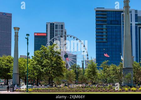 Im Centennial Olympic Park mit Blick auf Ferris Wheel, SkyView Atlanta und hohe moderne Gebäude in Atlanta, Georgia, USA Stockfoto