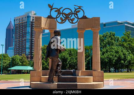 „Gateway of Dreams“ im Centennial Olympic Park, Atlanta, Georgia, USA. Die Skulptur zeigt die ikonischen olympischen Ringe und die Person Pierre Stockfoto