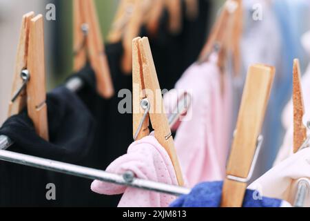 Detailansicht der Wäscheständer und Wäsche auf dem Wäscheständer Stockfoto