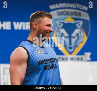 Warrington Wölfe unterzeichnen Luke Yates am ersten Tag bei The Wire Stockfoto