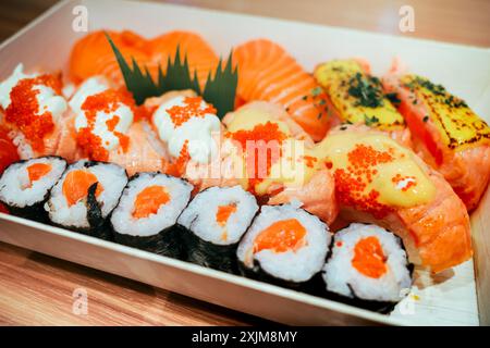 Close-up-Teller mit köstlichem japanischem Lachs-Sushi mit fliegendem Fischrogen und Mayonnaise Stockfoto