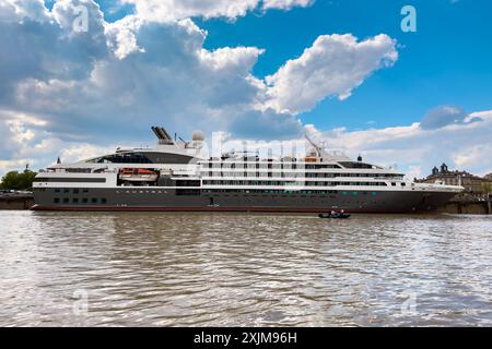 Bordeaux, Frankreich, 18. April 2023: Das Schiff L’AUSTRAL der Compagnie du Ponant legt in Bordeaux an. Hochwertige Fotos Stockfoto