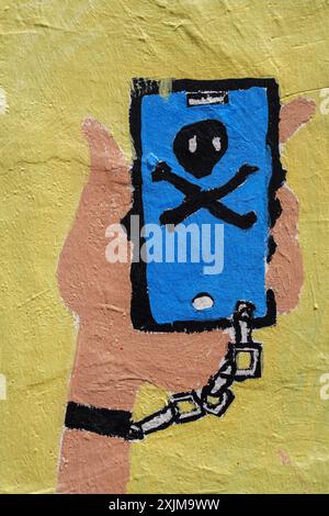 An das Handy gekettet, Graffiti in der Schule, Asilah, marokko Stockfoto