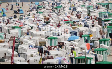 Baltrum, Deutschland. Juli 2024. Liegestühle am lebhaften Strand auf der Insel Baltrum. Die kleinste ostfriesische Insel mit dem besten Sommerwetter lockt zahlreiche Besucher an, die Entspannung suchen. Quelle: Focke Strangmann/dpa/Alamy Live News Stockfoto