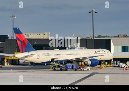 Baltimore, Maryland, USA - 3. Mai 2024: Boeing 757 (Kennzeichen N698DL), betrieben von Delta Air Lines im Terminalgebäude in Baltimore Stockfoto