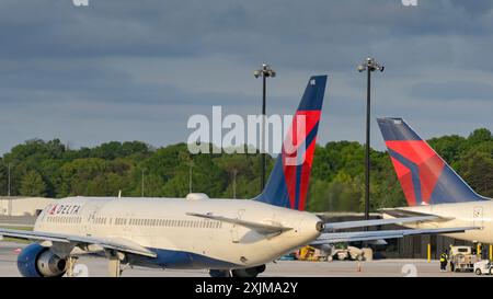 Baltimore, Maryland, USA - 3. Mai 2024: Heckflossen von Flugzeugen, die von Delta Air Lines am Flughafen Baltimore Thurgood Marshall betrieben werden Stockfoto