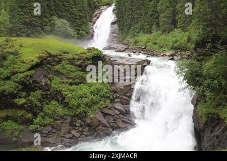 Weitwinkelaufnahme zweier Kaskaden des Krimmler Wasserfalls Stockfoto