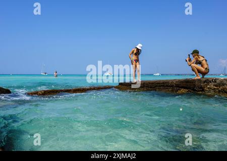 Es Trenc Beach, zwei junge Frauen, die Fotos machen, Campos, Mallorca, Balearen, Spanien Stockfoto