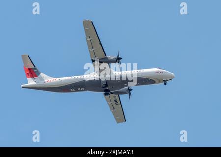 Farnborough Airshow 2024, Hampshire, England, Großbritannien. Ein paar Tage vor der Show fliegt ein ATR 72-600-Flugzeug im blauen Himmel Stockfoto