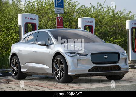 Elektrischer Jaguar I-PACE an der Tesla Supercharger-Ladestation Stockfoto