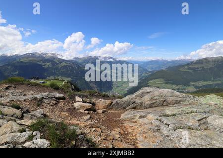 Blick von einem felsigen Hochplateau in das tief gelegene Zillertal, Weitwinkelansicht Stockfoto