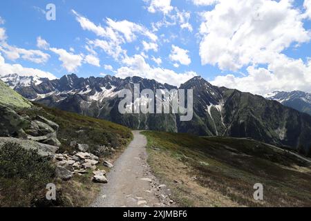 Blick vom Ahornberg auf die schneebedeckten Gipfel einer Bergkette Stockfoto