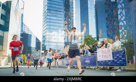 Porträt einer lächelnden Gruppe von Menschen, die an einem City Marathon teilnehmen. Große Aufnahme von verschiedenen Race Runners, die die Ziellinie erreichen, ihren Sieg feiern und ihr Ziel erreichen Stockfoto