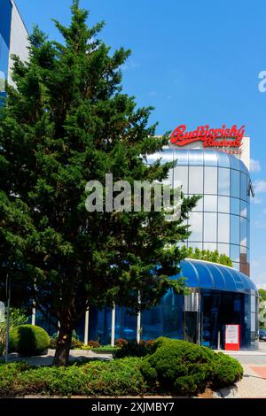 Blick auf das Hauptquartier und die Brauerei der berühmten Brauerei Budweiser Budvar in der Kněžské Dvory außerhalb von České Budějovice, Tschechische Republik. Stockfoto