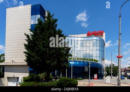 Blick auf das Hauptquartier und die Brauerei der berühmten Brauerei Budweiser Budvar in der Kněžské Dvory außerhalb von České Budějovice, Tschechische Republik. Stockfoto