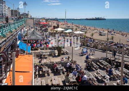 Brighton, East Sussex, UK, 15. Juli 2022 : Blick auf den Strand in Brighton am 15. Juli 2022. Nicht identifizierte Personen Stockfoto