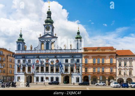 Der Fernseher des beeindruckenden Rathauses von České Budějovice befindet sich auf dem Platz Přemysl Otakar II. Tschechische Republik. České Budějovice ist eine kleine Stadt Stockfoto