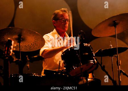 Mailand, Italien. Juli 2024. John Convertino aus Calexico tritt am 15. Juli 2024 live im Castello Sforzesco in Mailand auf. (Foto: Mairo Cinquetti/NurPhoto) Credit: NurPhoto SRL/Alamy Live News Stockfoto