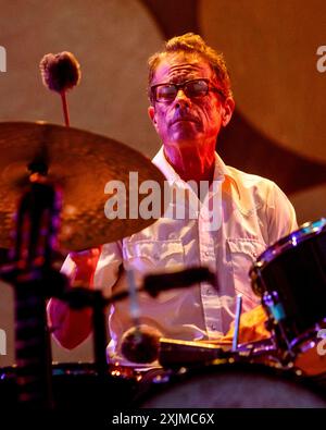 Mailand, Italien. Juli 2024. John Convertino aus Calexico tritt am 15. Juli 2024 live im Castello Sforzesco in Mailand auf. (Foto: Mairo Cinquetti/NurPhoto) Credit: NurPhoto SRL/Alamy Live News Stockfoto