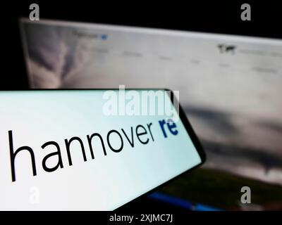 Stuttgart, 21.05.2022: Smartphone mit Logo der deutschen Rückversicherungsgesellschaft Hannover Rück auf dem Bildschirm vor der Business-Website. Konzentrieren Sie sich auf Stockfoto