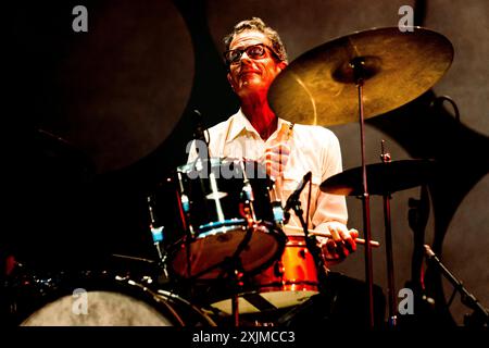 Mailand, Italien. Juli 2024. John Convertino aus Calexico tritt am 15. Juli 2024 live im Castello Sforzesco in Mailand auf. (Foto: Mairo Cinquetti/NurPhoto) Credit: NurPhoto SRL/Alamy Live News Stockfoto