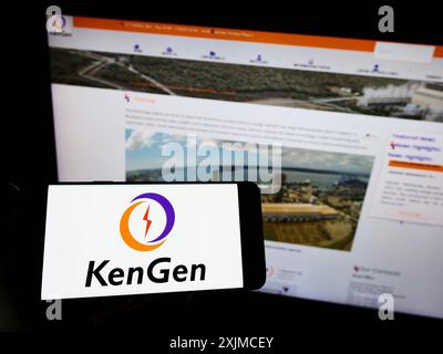 Stuttgart, Deutschland, 21.05.2022: Person, die ein Smartphone mit dem Logo der Kenya Electricity Generating Company (KenGen) auf dem Bildschirm vor der Website hält. Stockfoto