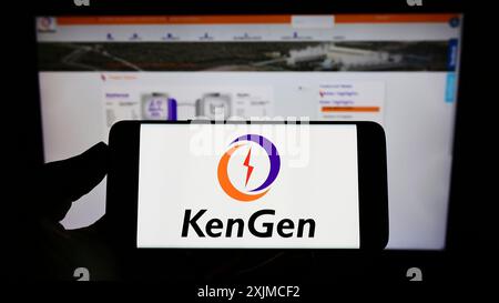 Stuttgart, Deutschland, 21.05.2022: Person mit Mobiltelefon mit Logo der Kenya Electricity Generating Company (KenGen) auf dem Bildschirm vor der Webseite. Stockfoto