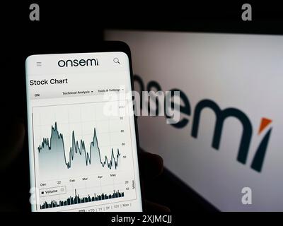 Stuttgart, Deutschland, 22.05.2022: Person, die ein Smartphone hält, auf der Webseite des US-amerikanischen Unternehmens BEI Semiconductor Corporation (onsemi) mit Logo auf dem Bildschirm angezeigt wird. Fokus Stockfoto