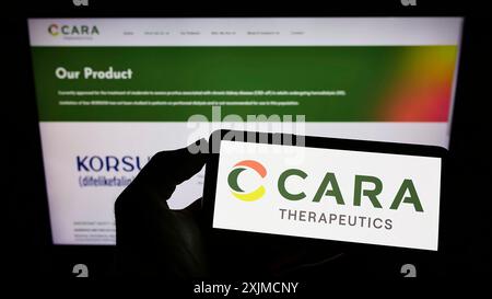 Stuttgart, Deutschland, 22.05.2022: Person, die ein Mobiltelefon mit dem Logo des amerikanischen Biotech-Unternehmens Cara Therapeutics Inc. Auf dem Bildschirm vor der Webseite hält. Stockfoto