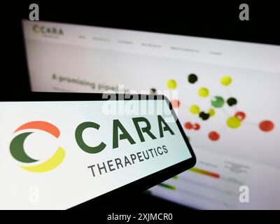 Stuttgart, 22.05.2022: Mobiltelefon mit Logo des amerikanischen Biotech-Unternehmens Cara Therapeutics Inc. Auf dem Bildschirm vor der Website. Konzentrieren Sie sich auf Stockfoto