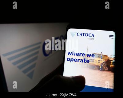 Stuttgart, Deutschland, 22.05.2022: Person mit Mobiltelefon mit Website des Bergbauunternehmens Sociedade Mineira de Catoca Lda. Auf dem Bildschirm vor dem Logo. Stockfoto