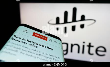Stuttgart, 26.05.2022: Smartphone mit Website des norwegischen Softwareunternehmens Cognite auf dem Bildschirm vor dem Firmenlogo. Konzentrieren Sie sich auf Stockfoto