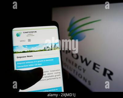 Stuttgart, Deutschland, 26.05.2022: Person, die ein Smartphone hält, mit Webseite von Emirates Central Cooling Systems (Empower) auf dem Bildschirm vor dem Logo. Stockfoto