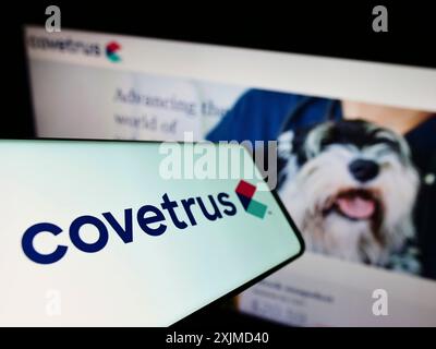 Stuttgart, 26.05.2022: Smartphone mit Logo des amerikanischen Tiergesundheitsunternehmens Covetrus Inc. Auf dem Bildschirm vor der Website. Konzentrieren Sie sich auf Stockfoto